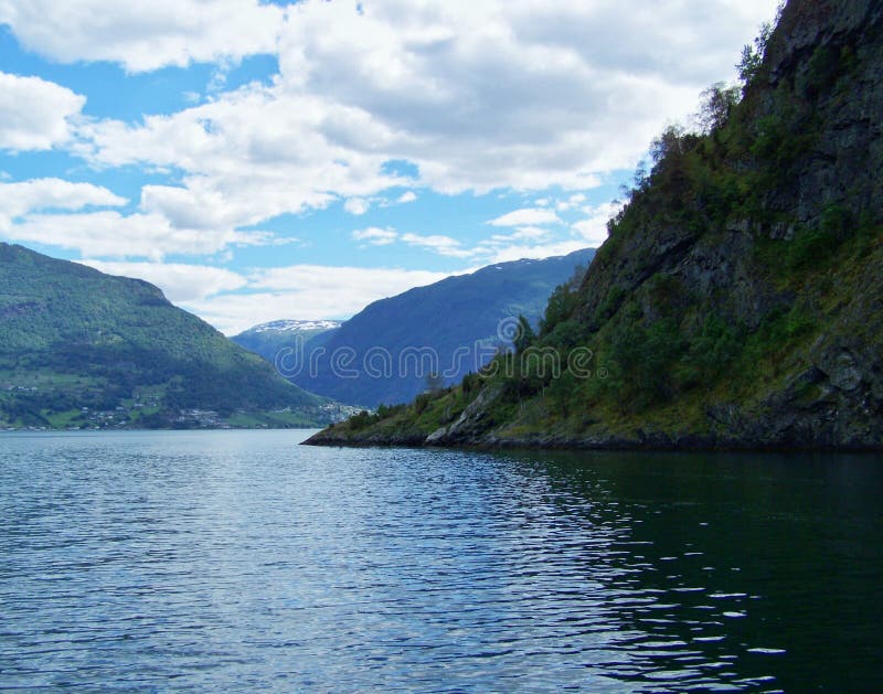 Estate della Norvegia della natura Acqua, fiordo della foresta un giorno soleggiato fotografia stock Estate della Norvegia della natura Acqua, fiordo della foresta un giorno soleggiato fotografia stock