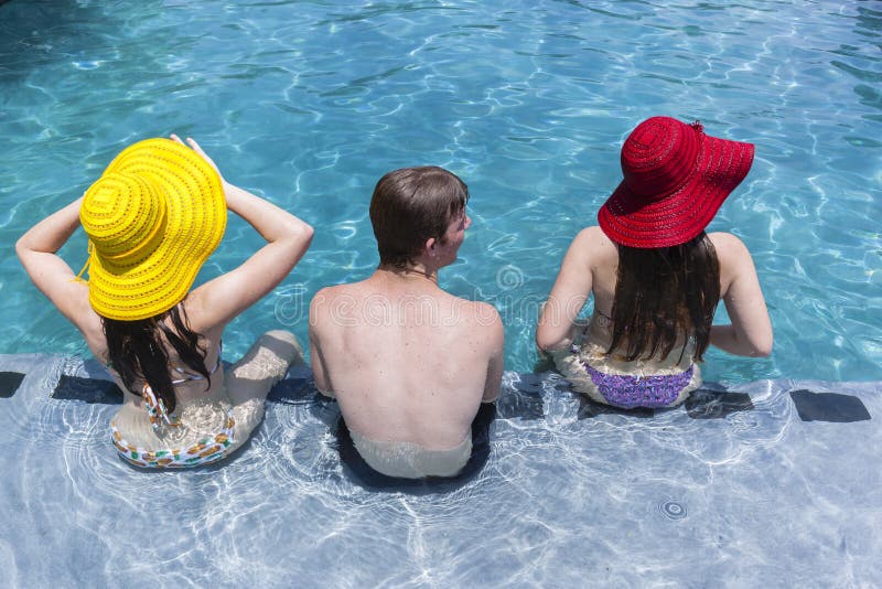 Estate dello stagno del ragazzo dei cappelli delle ragazze fotografie stock libere da diritti Estate dello stagno del ragazzo dei cappelli delle ragazze fotografie stock libere da diritti
