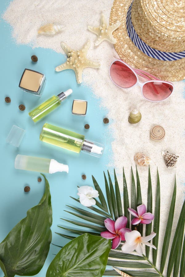 Estate e protezione solare, prodotto dei cosmetici di bellezza per cura di pelle ed accessori delle donne sul concetto di prodott fotografia stock libera da diritti Estate e protezione solare, prodotto dei cosmetici di bellezza per cura di pelle ed accessori delle donne sul concetto di prodott fotografia stock libera da diritti