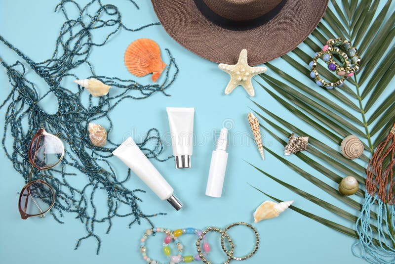 Estate e protezione solare, prodotto dei cosmetici di bellezza per cura di pelle ed accessori delle donne sul concetto di prodott immagine stock Estate e protezione solare, prodotto dei cosmetici di bellezza per cura di pelle ed accessori delle donne sul concetto di prodott immagine stock