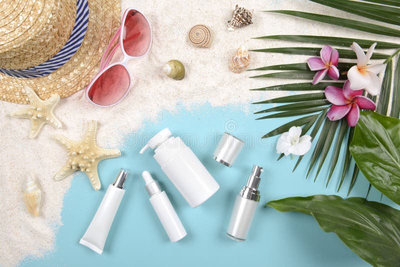 Estate e protezione solare, prodotto dei cosmetici di bellezza per cura di pelle ed accessori delle donne sul concetto di prodott fotografia stock Estate e protezione solare, prodotto dei cosmetici di bellezza per cura di pelle ed accessori delle donne sul concetto di prodott fotografia stock