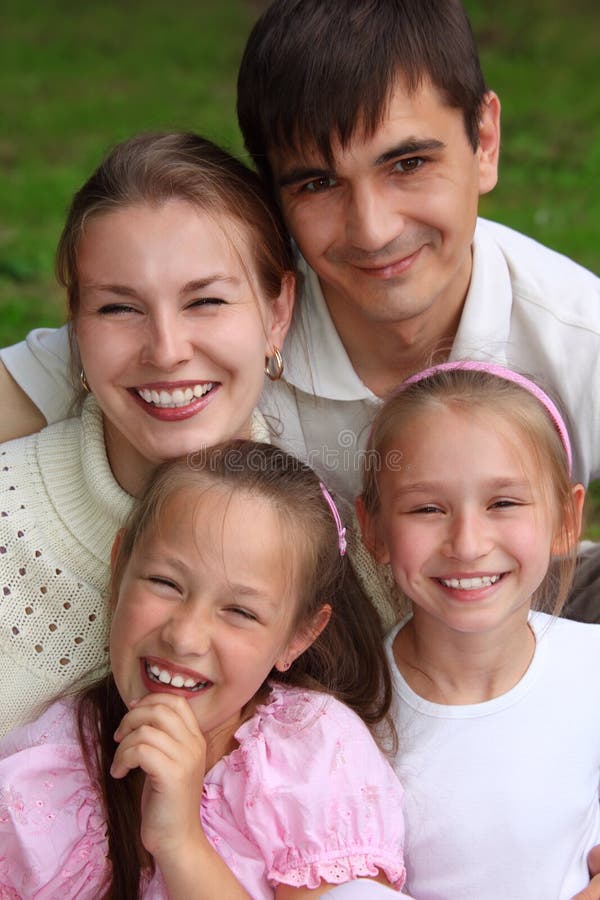estate esterna della famiglia quattro fotografia stock libera da diritti estate esterna della famiglia quattro fotografia stock libera da diritti