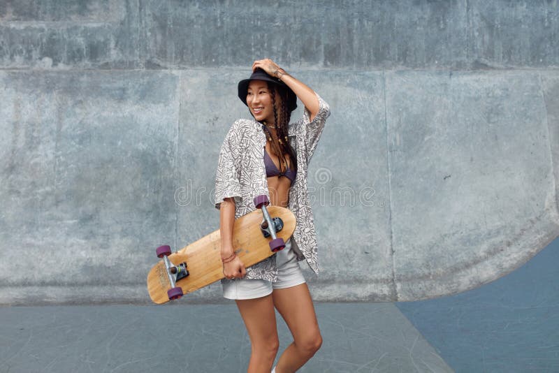 Estate. skateboard con skateboard in skatepark. una ragazza che va in giro per rampa di calcestruzzo. fotografia stock