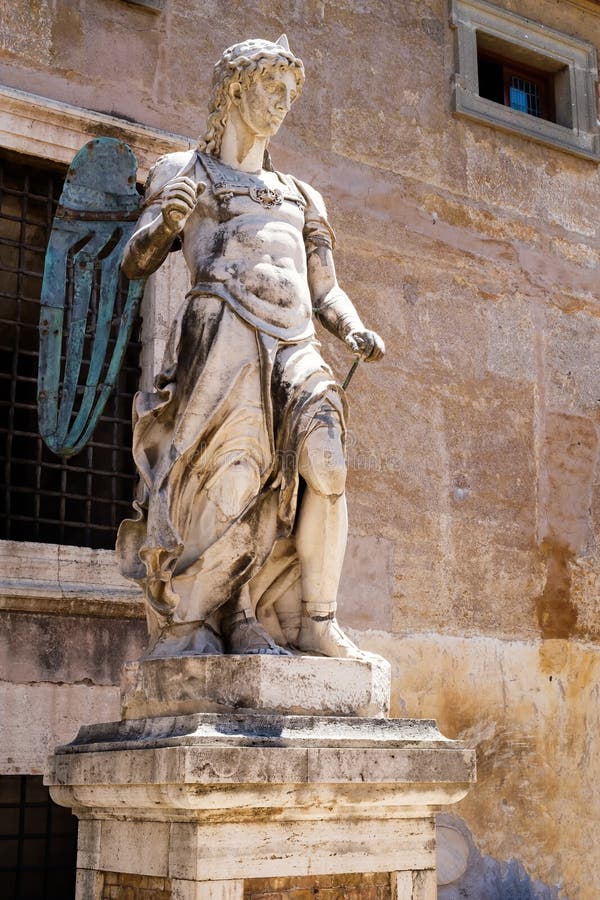 Estatua antigua de un ángel en el ` Ángel de Castel Sant en Roma foto de archivo libre de regalías Estatua antigua de un ángel en el ` Ángel de Castel Sant en Roma foto de archivo libre de regalías