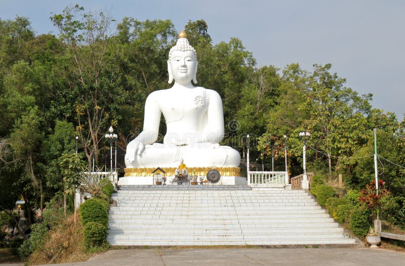 Estatua blanca grande de Buda imagen de archivo Estatua blanca grande de Buda imagen de archivo