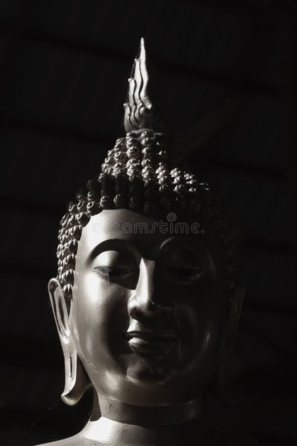 Estatua blanco y negro de Buda de la imagen foto de archivo Estatua blanco y negro de Buda de la imagen foto de archivo