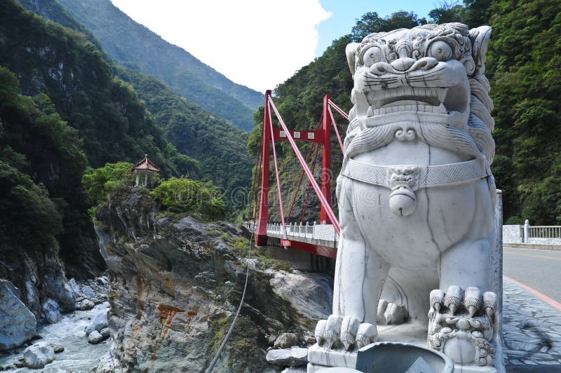 Estatua china de mármol del león en la garganta Taiwán de Taroko imagen de archivo libre de regalías Estatua china de mármol del león en la garganta Taiwán de Taroko imagen de archivo libre de regalías