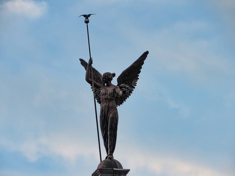 Estatua coa alas de la mujer imagen de archivo Estatua coa alas de la mujer imagen de archivo