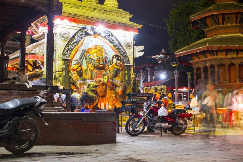 Estatua de Bhairab y templo negros de Krishna, cuadrado de Durbar, Katmandu, Nepal imagenes de archivo Estatua de Bhairab y templo negros de Krishna, cuadrado de Durbar, Katmandu, Nepal imagenes de archivo