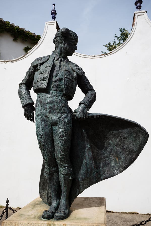 Estatua de bronce de un matador en actitud clásica