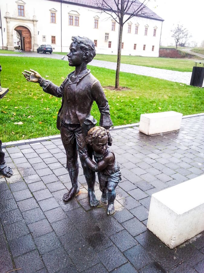 Estatua de bronce de la mujer y de niños fotos de archivo Estatua de bronce de la mujer y de niños fotos de archivo