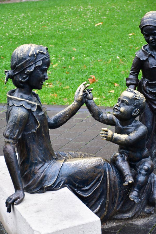 Estatua de bronce de la mujer y de niños imagenes de archivo Estatua de bronce de la mujer y de niños imagenes de archivo