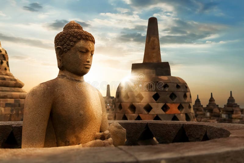 Estatua de Buda contra la perspectiva de la salida del sol en el templo de Borobudur Java Island indonesia foto de archivo libre de regalías Estatua de Buda contra la perspectiva de la salida del sol en el templo de Borobudur Java Island indonesia foto de archivo libre de regalías
