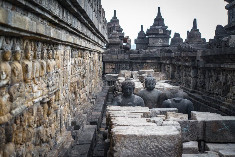 Estatua de Buda en el templo de Borobudur, Borobudur, templo budista antiguo cerca de Yogyakarta, Java, Indonesia foto de archivo libre de regalías Estatua de Buda en el templo de Borobudur, Borobudur, templo budista antiguo cerca de Yogyakarta, Java, Indonesia foto de archivo libre de regalías