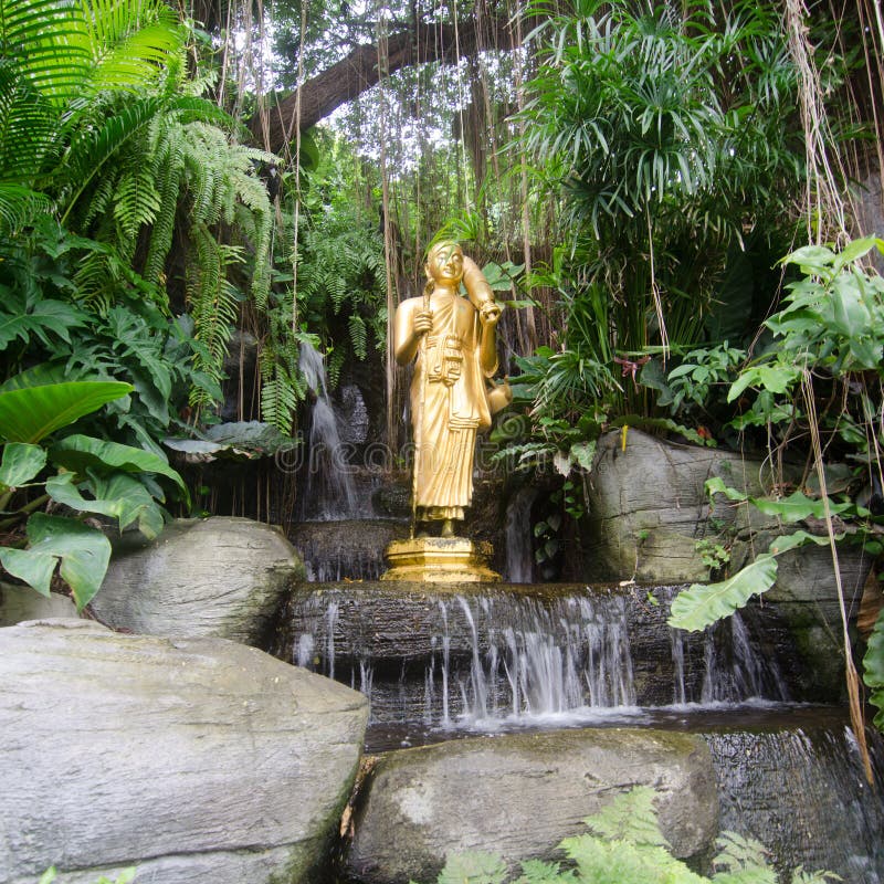 Estatua de Buda en el templo de oro del soporte fotografía de archivo Estatua de Buda en el templo de oro del soporte fotografía de archivo