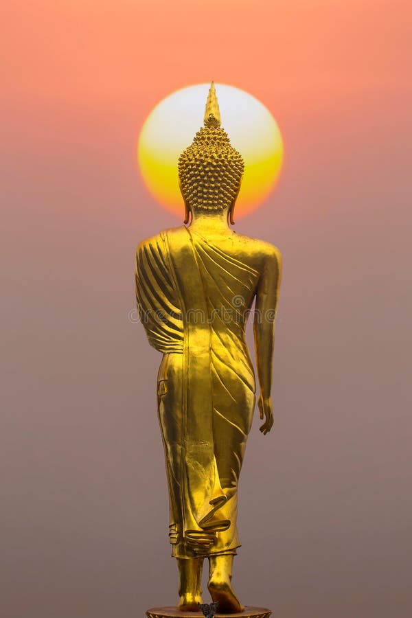Estatua de Buda en la puesta del sol imagen de archivo libre de regalías Estatua de Buda en la puesta del sol imagen de archivo libre de regalías