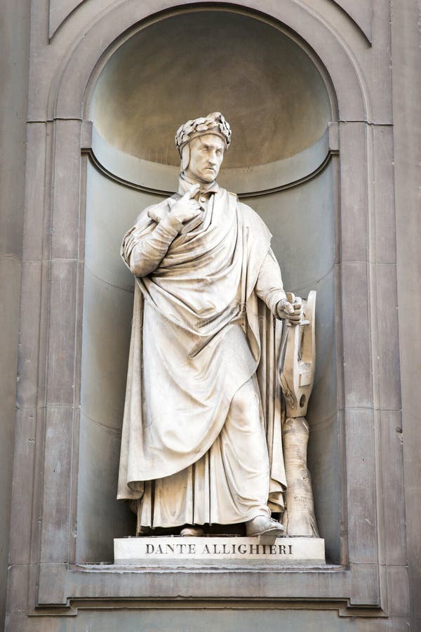 Estatua de Dante Alighieri en Florencia, Italia fotografía de archivo libre de regalías Estatua de Dante Alighieri en Florencia, Italia fotografía de archivo libre de regalías