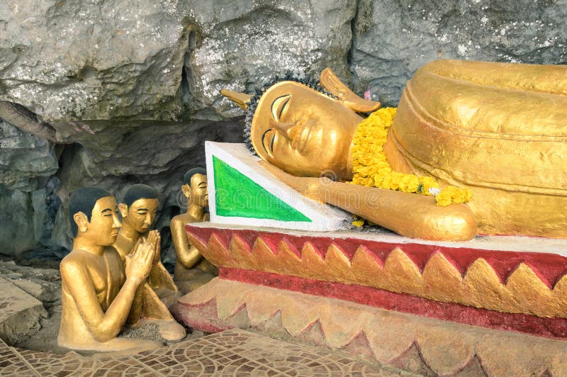 Estatua de descanso de Buda en cueva del elefante (Tham cantó) Laos imagen de archivo libre de regalías Estatua de descanso de Buda en cueva del elefante (Tham cantó) Laos imagen de archivo libre de regalías