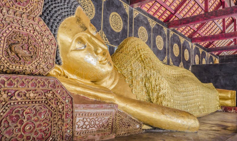 Estatua de descanso del oro de Buda en el templo de Tailandia imágenes de archivo libres de regalías Estatua de descanso del oro de Buda en el templo de Tailandia imágenes de archivo libres de regalías