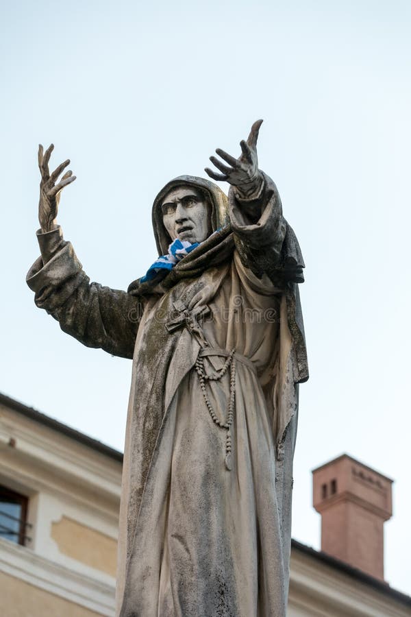 Estatua de Girolamo Savonarola en Ferrara en Emilia-Romagna fotografía de archivo libre de regalías Estatua de Girolamo Savonarola en Ferrara en Emilia-Romagna fotografía de archivo libre de regalías