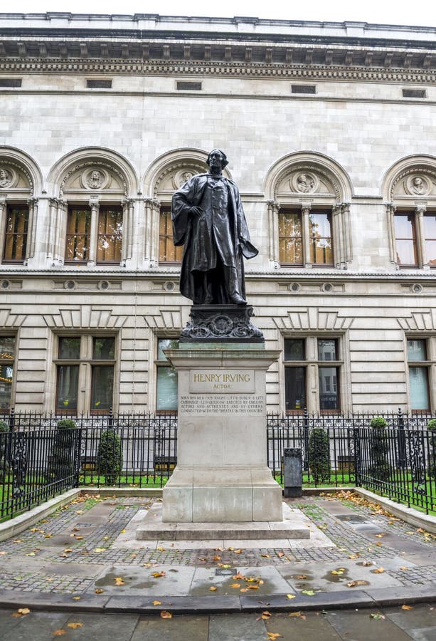 Estatua de Henry Irving frente a la GalerÃa Nacional en la plaza Trafalgar, Londres, Reino Unido imagenes de archivo Estatua de Henry Irving frente a la GalerÃa Nacional en la plaza Trafalgar, Londres, Reino Unido imagenes de archivo