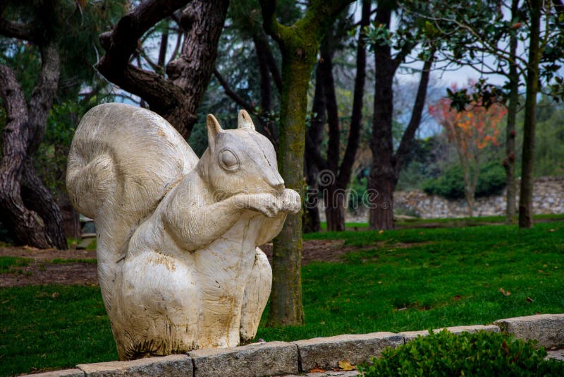 Estatua de la ardilla en el bosque imágenes de archivo libres de regalías Estatua de la ardilla en el bosque imágenes de archivo libres de regalías