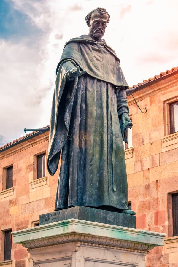 Estatua de la batalla Luis de Leon del patio de la fachada antigua de la universidad de Salamanca, España imagen de archivo Estatua de la batalla Luis de Leon del patio de la fachada antigua de la universidad de Salamanca, España imagen de archivo