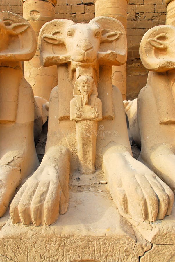 Estatua de la esfinge en el templo de Karnak imágenes de archivo libres de regalías Estatua de la esfinge en el templo de Karnak imágenes de archivo libres de regalías