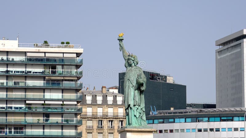 Estatua de la libertad en parís en la ciudad de parís, río sine, 4 de septiembre de 2023