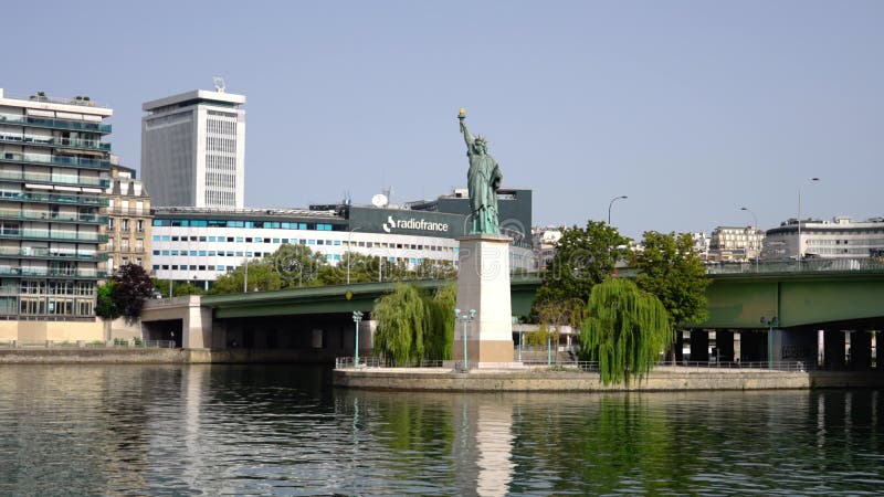 Estatua de la libertad en parís en la ciudad de parís, río sine, 4 de septiembre de 2023