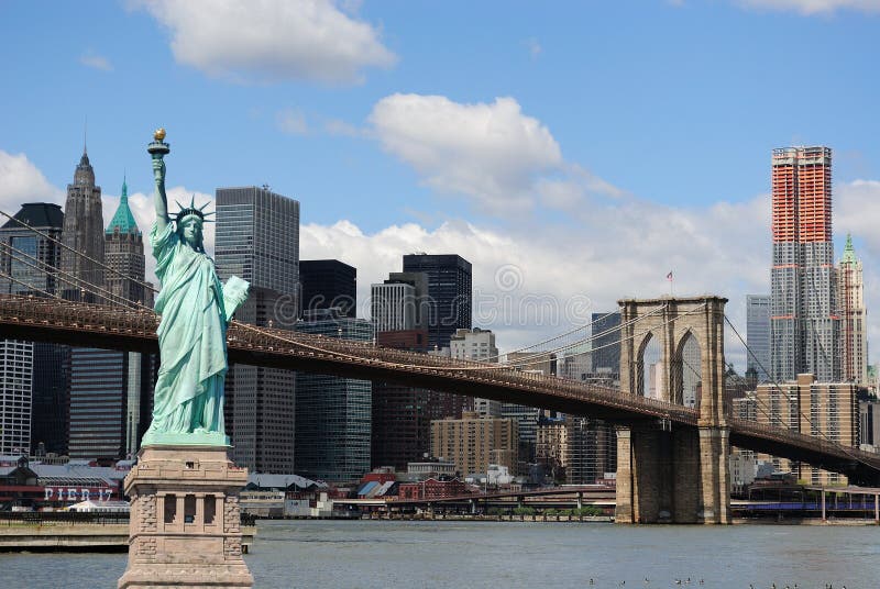 Estatua de la libertad y del horizonte de New York City fotos de archivo libres de regalías Estatua de la libertad y del horizonte de New York City fotos de archivo libres de regalías