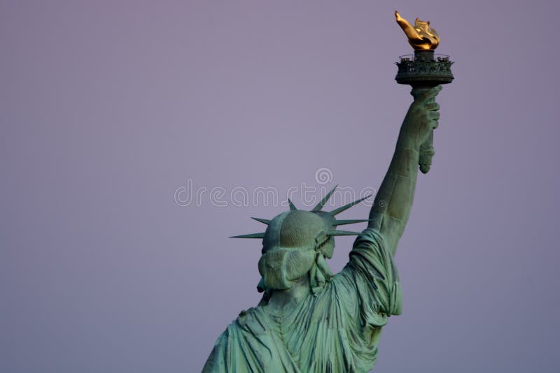 Estatua de la libertad y de la puesta del sol de New York City