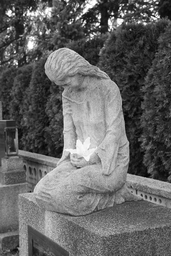 Estatua de la mujer de luto fotografía de archivo Estatua de la mujer de luto fotografía de archivo