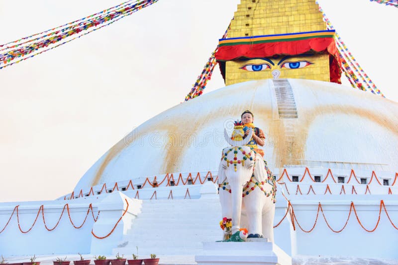 Estatua de la mujer que monta en el elefante en Boudhanath Stupa imagen de archivo libre de regalías Estatua de la mujer que monta en el elefante en Boudhanath Stupa imagen de archivo libre de regalías