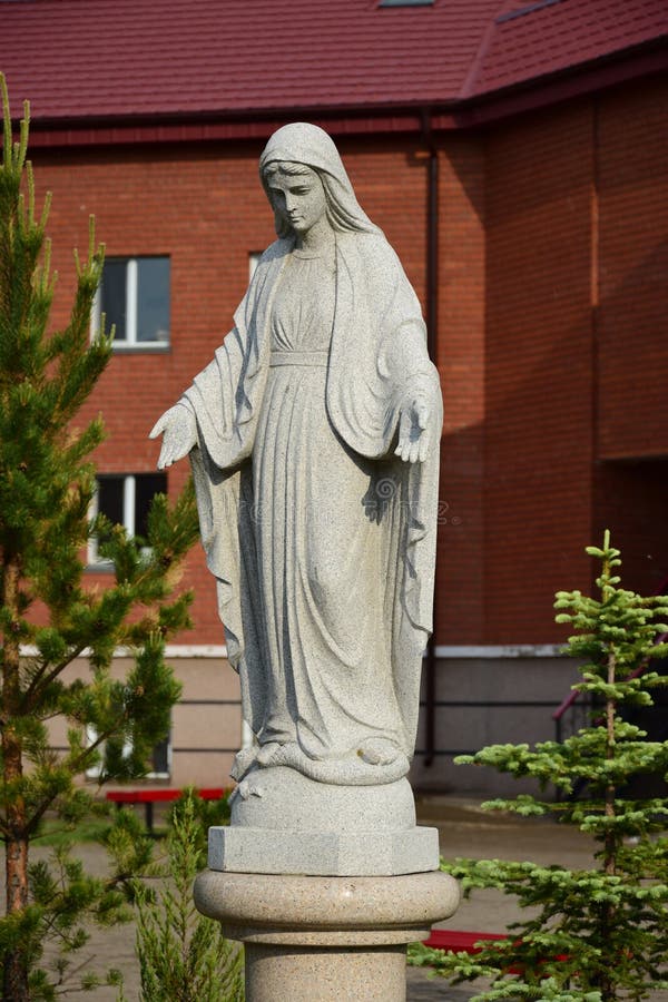 Estatua de la Virgen María cerca de la iglesia católica en Astaná imagenes de archivo Estatua de la Virgen María cerca de la iglesia católica en Astaná imagenes de archivo