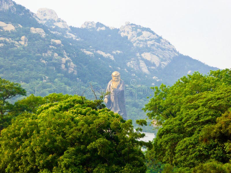 Estatua de Laoshan Taiqinggong Laozi fotografía de archivo libre de regalías Estatua de Laoshan Taiqinggong Laozi fotografía de archivo libre de regalías