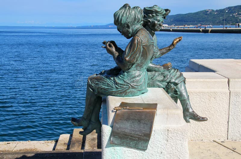 Estatua de Le Sartine en la costa de Trieste en Italia foto de archivo libre de regalías Estatua de Le Sartine en la costa de Trieste en Italia foto de archivo libre de regalías