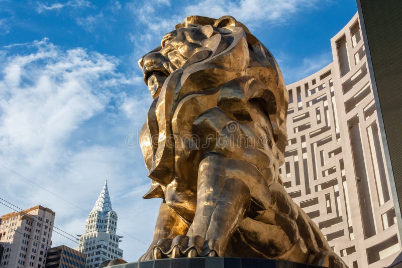 Estatua de Leo, el león de MGM, delante del hotel de MGM Grand y del casino en Las Vegas, nanovoltio fotos de archivo libres de regalías Estatua de Leo, el león de MGM, delante del hotel de MGM Grand y del casino en Las Vegas, nanovoltio fotos de archivo libres de regalías
