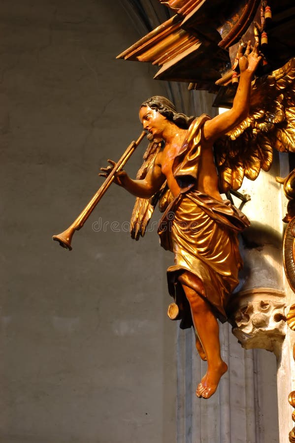Estatua de madera en una iglesia católica imagenes de archivo Estatua de madera en una iglesia católica imagenes de archivo