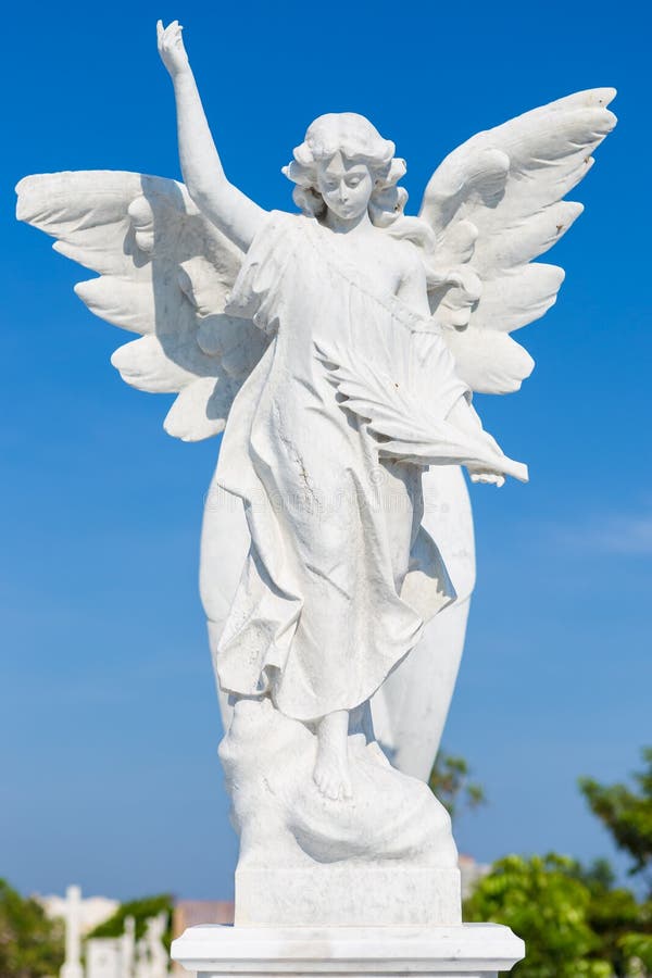 Estatua de mármol blanca de un ángel femenino joven fotos de archivo libres de regalías Estatua de mármol blanca de un ángel femenino joven fotos de archivo libres de regalías
