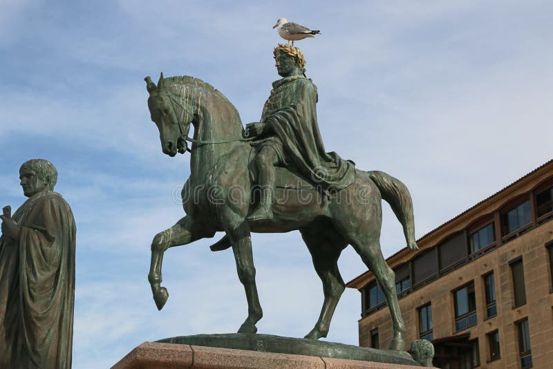Estatua de Napoleon Bonaparte en un caballo en el cuadrado de Diamant, Ajacio, Córcega, Francia imagen de archivo libre de regalías Estatua de Napoleon Bonaparte en un caballo en el cuadrado de Diamant, Ajacio, Córcega, Francia imagen de archivo libre de regalías