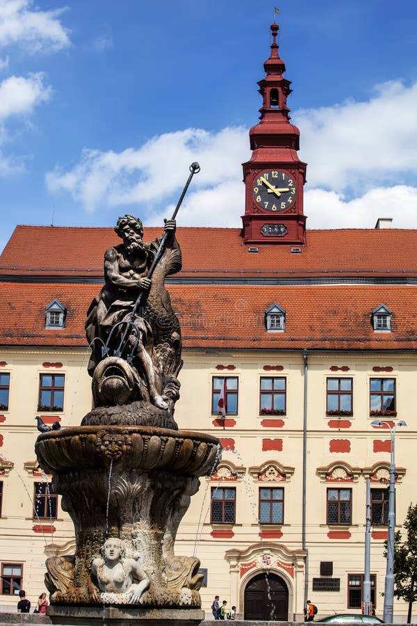 Estatua de Neptuno en el cuadrado de Masaryk en la República Checa de Jihlava imagen de archivo Estatua de Neptuno en el cuadrado de Masaryk en la República Checa de Jihlava imagen de archivo