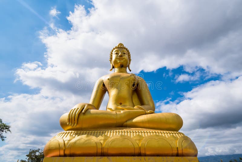 Estatua de oro grande de Buda en Chiang Rai, Tailandia imagen de archivo Estatua de oro grande de Buda en Chiang Rai, Tailandia imagen de archivo