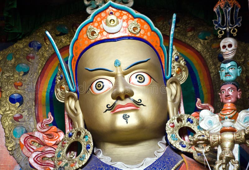 Estatua de Padmasambhava en el monasterio de Hemis, Leh-Ladakh, la India imagen de archivo libre de regalías Estatua de Padmasambhava en el monasterio de Hemis, Leh-Ladakh, la India imagen de archivo libre de regalías