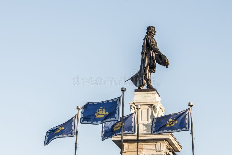 Estatua de Samuel de Champlain contra el cielo azul del verano en el fundador histórico del área de la ciudad de Quebec, Canadá imagen de archivo libre de regalías Estatua de Samuel de Champlain contra el cielo azul del verano en el fundador histórico del área de la ciudad de Quebec, Canadá imagen de archivo libre de regalías