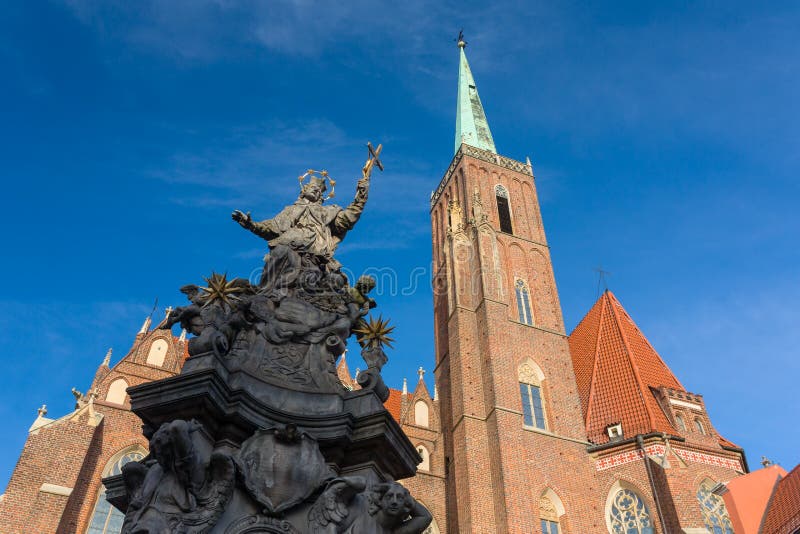 Estatua de St John de Nepomuk, del monumento del siglo XVIII y de la catedral de St John el Bautista en el fondo imagenes de archivo Estatua de St John de Nepomuk, del monumento del siglo XVIII y de la catedral de St John el Bautista en el fondo imagenes de archivo