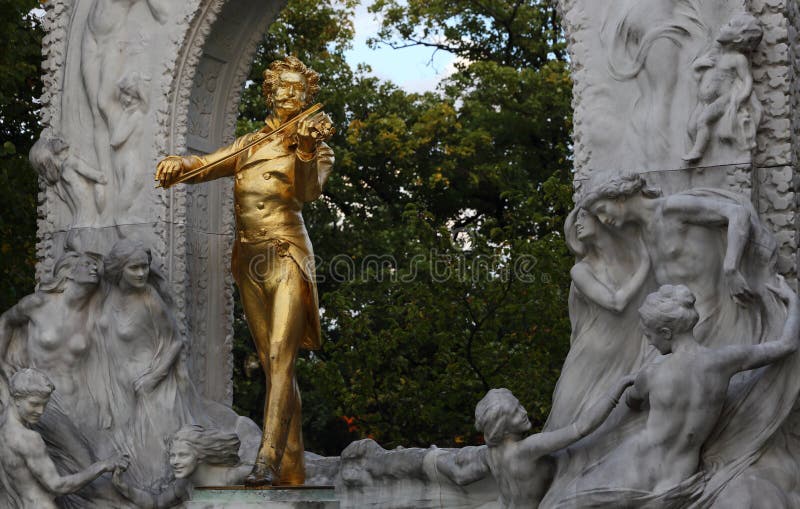 Estatua de Strauss en Viena, Austria, Wien Música, compositor Estatua de oro