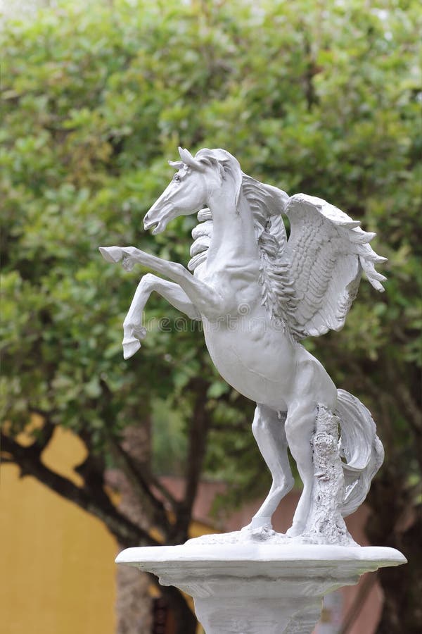 Estatua de un caballo con una fuente fotos de archivo Estatua de un caballo con una fuente fotos de archivo