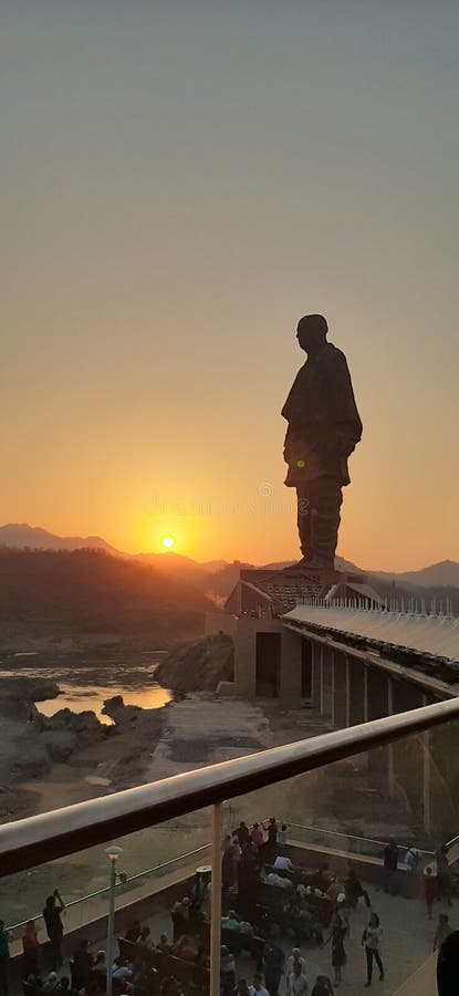 Estatua de unidad más alta del mundo. sardar vallabhbhai patel. puesta de sol