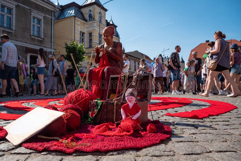 Estatua de vida - artesanía de las lanas en festival de la calle del UFO - reunión internacional de los ejecutantes y de los acto fotos de archivo libres de regalías Estatua de vida - artesanía de las lanas en festival de la calle del UFO - reunión internacional de los ejecutantes y de los acto fotos de archivo libres de regalías